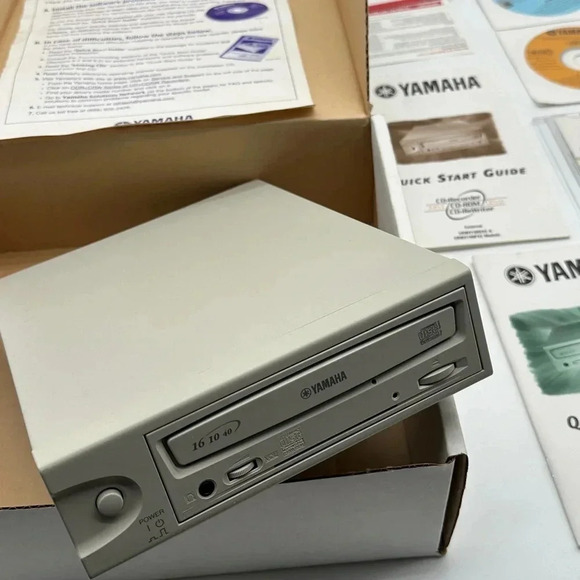 Yamaha External CD-RW Recorder CRW2100IX - Picture 2 of 10